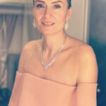 Ceyda Düvenci Instagram - İnsan kendini en güzel sükunette ve her şeye mesafelendiğinde bulurmuş… bulduğunda da cennet olurmuş dünya… çevresindekileri tanıdıkça, anladıkça nefesi daha derinleşir ve dinginleşirmiş… ve ömrü boyunca hayal ettiği bir anda olurmuş… Güzel bir hafta dilerim sana, bana, ona… 🌻 🌈