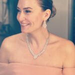 Ceyda Düvenci Instagram - İnsan kendini en güzel sükunette ve her şeye mesafelendiğinde bulurmuş… bulduğunda da cennet olurmuş dünya… çevresindekileri tanıdıkça, anladıkça nefesi daha derinleşir ve dinginleşirmiş… ve ömrü boyunca hayal ettiği bir anda olurmuş… Güzel bir hafta dilerim sana, bana, ona… 🌻 🌈