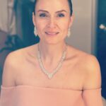 Ceyda Düvenci Instagram - İnsan kendini en güzel sükunette ve her şeye mesafelendiğinde bulurmuş… bulduğunda da cennet olurmuş dünya… çevresindekileri tanıdıkça, anladıkça nefesi daha derinleşir ve dinginleşirmiş… ve ömrü boyunca hayal ettiği bir anda olurmuş… Güzel bir hafta dilerim sana, bana, ona… 🌻 🌈