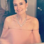 Ceyda Düvenci Instagram - İnsan kendini en güzel sükunette ve her şeye mesafelendiğinde bulurmuş… bulduğunda da cennet olurmuş dünya… çevresindekileri tanıdıkça, anladıkça nefesi daha derinleşir ve dinginleşirmiş… ve ömrü boyunca hayal ettiği bir anda olurmuş… Güzel bir hafta dilerim sana, bana, ona… 🌻 🌈