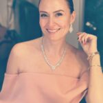 Ceyda Düvenci Instagram - İnsan kendini en güzel sükunette ve her şeye mesafelendiğinde bulurmuş… bulduğunda da cennet olurmuş dünya… çevresindekileri tanıdıkça, anladıkça nefesi daha derinleşir ve dinginleşirmiş… ve ömrü boyunca hayal ettiği bir anda olurmuş… Güzel bir hafta dilerim sana, bana, ona… 🌻 🌈