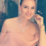 Ceyda Düvenci Instagram - İnsan kendini en güzel sükunette ve her şeye mesafelendiğinde bulurmuş… bulduğunda da cennet olurmuş dünya… çevresindekileri tanıdıkça, anladıkça nefesi daha derinleşir ve dinginleşirmiş… ve ömrü boyunca hayal ettiği bir anda olurmuş… Güzel bir hafta dilerim sana, bana, ona… 🌻 🌈