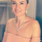 Ceyda Düvenci Instagram - İnsan kendini en güzel sükunette ve her şeye mesafelendiğinde bulurmuş… bulduğunda da cennet olurmuş dünya… çevresindekileri tanıdıkça, anladıkça nefesi daha derinleşir ve dinginleşirmiş… ve ömrü boyunca hayal ettiği bir anda olurmuş… Güzel bir hafta dilerim sana, bana, ona… 🌻 🌈