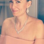 Ceyda Düvenci Instagram - İnsan kendini en güzel sükunette ve her şeye mesafelendiğinde bulurmuş… bulduğunda da cennet olurmuş dünya… çevresindekileri tanıdıkça, anladıkça nefesi daha derinleşir ve dinginleşirmiş… ve ömrü boyunca hayal ettiği bir anda olurmuş… Güzel bir hafta dilerim sana, bana, ona… 🌻 🌈