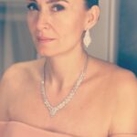 Ceyda Düvenci Instagram - İnsan kendini en güzel sükunette ve her şeye mesafelendiğinde bulurmuş… bulduğunda da cennet olurmuş dünya… çevresindekileri tanıdıkça, anladıkça nefesi daha derinleşir ve dinginleşirmiş… ve ömrü boyunca hayal ettiği bir anda olurmuş… Güzel bir hafta dilerim sana, bana, ona… 🌻 🌈