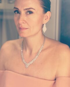 Ceyda Düvenci Instagram - İnsan kendini en güzel sükunette ve her şeye mesafelendiğinde bulurmuş… bulduğunda da cennet olurmuş dünya… çevresindekileri tanıdıkça, anladıkça nefesi daha derinleşir ve dinginleşirmiş… ve ömrü boyunca hayal ettiği bir anda olurmuş… Güzel bir hafta dilerim sana, bana, ona… 🌻 🌈