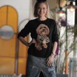 Ceyda Düvenci Instagram - Yine harika fotoğraflarımı 2 dakikada çekti ❤️ @kubracanelcelik 📸 ☀️🌻 güneş yüzünü gösterdiğine göre dostlarla kavuşma mevsimim başladı… şimdi onlar düşünsün… 🤣 listem elimde kapı kapı dolaşmaya başlıyorum hazır mısınnnnız dostlar 😌