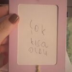 Ceyda Düvenci Instagram - Ne için yaşadığım çok belli değil mi? Önce elbet kendim için. Sağlıklı, mutlu, uzun, aşk dolu bir ömrüm olsun diye… olsun ki evlatlarımı daha uzun soluklu yaşayabileyim diye… sevgililer günü hediyelerime bakar mısınız? Kızım her sevgi satırını oğluma ve bana yazıyormuş şarkılarında… oğlum benimle yemek yemeği seviyormuş ❤️ çünkü 6,5 yıldır her akşam 19:00 biz sofraya otururuz, gözgöze muhabbetle yeriz yemeğimizi, istisnalar dışında hiç ihmal etmedik birbirimizi, son nefesime kadar da böyle olacak… sevgi neydi sahi??? 🥹🥹🌻🌻 bin şükür…