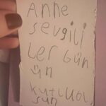 Ceyda Düvenci Instagram - Ne için yaşadığım çok belli değil mi? Önce elbet kendim için. Sağlıklı, mutlu, uzun, aşk dolu bir ömrüm olsun diye… olsun ki evlatlarımı daha uzun soluklu yaşayabileyim diye… sevgililer günü hediyelerime bakar mısınız? Kızım her sevgi satırını oğluma ve bana yazıyormuş şarkılarında… oğlum benimle yemek yemeği seviyormuş ❤️ çünkü 6,5 yıldır her akşam 19:00 biz sofraya otururuz, gözgöze muhabbetle yeriz yemeğimizi, istisnalar dışında hiç ihmal etmedik birbirimizi, son nefesime kadar da böyle olacak… sevgi neydi sahi??? 🥹🥹🌻🌻 bin şükür…