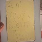 Ceyda Düvenci Instagram - Ne için yaşadığım çok belli değil mi? Önce elbet kendim için. Sağlıklı, mutlu, uzun, aşk dolu bir ömrüm olsun diye… olsun ki evlatlarımı daha uzun soluklu yaşayabileyim diye… sevgililer günü hediyelerime bakar mısınız? Kızım her sevgi satırını oğluma ve bana yazıyormuş şarkılarında… oğlum benimle yemek yemeği seviyormuş ❤️ çünkü 6,5 yıldır her akşam 19:00 biz sofraya otururuz, gözgöze muhabbetle yeriz yemeğimizi, istisnalar dışında hiç ihmal etmedik birbirimizi, son nefesime kadar da böyle olacak… sevgi neydi sahi??? 🥹🥹🌻🌻 bin şükür…