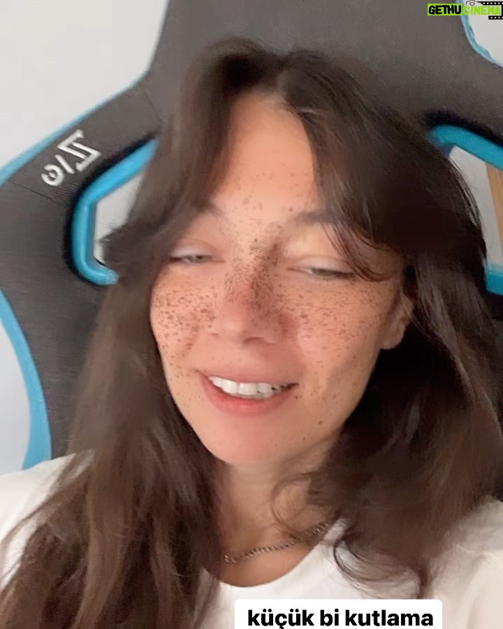 Ceyda Kasabalı Instagram - Evlilik yıldönümümüzü bize hatırlatan candır dhdhdh gelen dm'e resmen şu sekil bakis attik dhdhdhwhhxhsbshss evet iyi ki evlendik, iyi ki sen ❤️