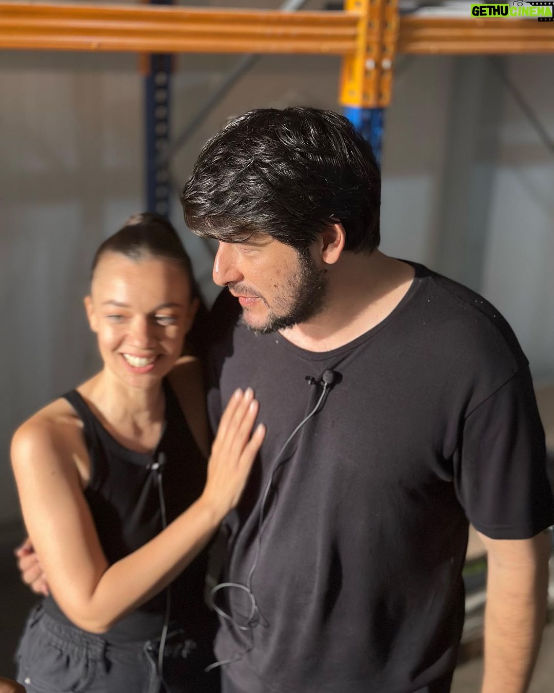 Ceyda Kasabalı Instagram - Evlilik yıldönümümüzü bize hatırlatan candır dhdhdh gelen dm'e resmen şu sekil bakis attik dhdhdhwhhxhsbshss evet iyi ki evlendik, iyi ki sen ❤️