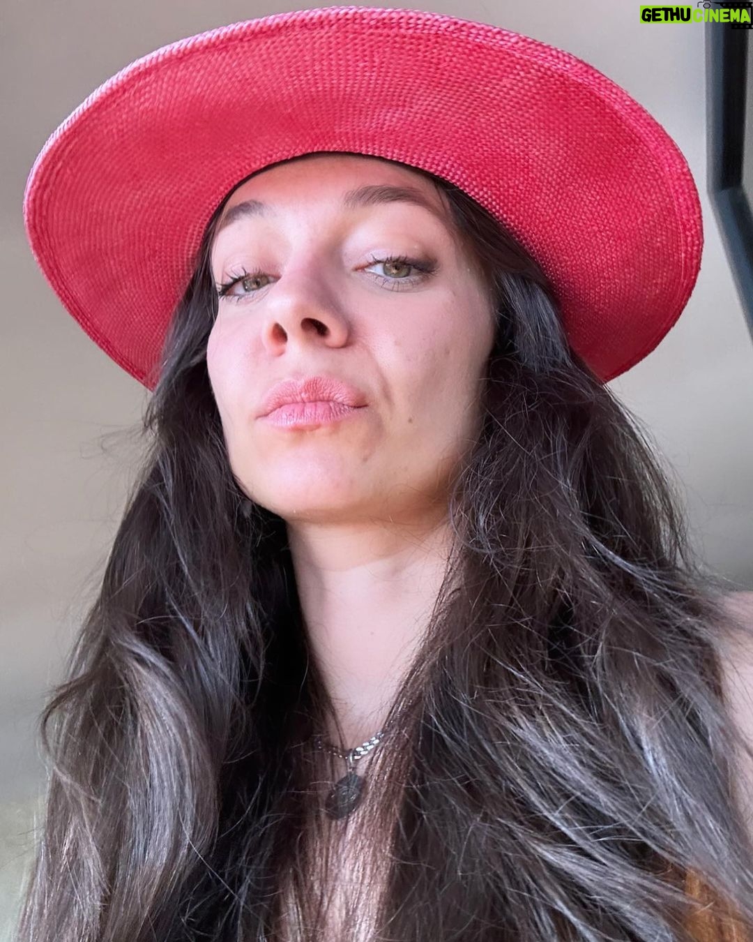 Ceyda Kasabalı Instagram - 2.fotografta "burnunu yaptır artık" diye ciddi bir mail alıyorum 3.fotograftan galerimde 6338 tane olusuyor