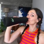 Ceyda Kasabalı Instagram - Ayyy WWF'in her şeyine bayılıyorum oley 😂😍VitrA ile bir proje yapmışlar ben çok sevdim. VitrA Online’dan her siparişinizde size WWF Cam Matara hediye ediliyor ve sizin adınıza WWF-Türkiye’ye bağış yapılıyor. Dilerseniz siparişinizden çıkacak karttaki QR kod ile siz de ayrıca bağış yapabilirsiniz. #GezegeneDokun #vitraonline #vitraturkiye #WWFturkiye #işbirliği @vitraturkiye