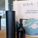 Ceyda Kasabalı Instagram - Ayyy WWF'in her şeyine bayılıyorum oley 😂😍VitrA ile bir proje yapmışlar ben çok sevdim. VitrA Online’dan her siparişinizde size WWF Cam Matara hediye ediliyor ve sizin adınıza WWF-Türkiye’ye bağış yapılıyor. Dilerseniz siparişinizden çıkacak karttaki QR kod ile siz de ayrıca bağış yapabilirsiniz. #GezegeneDokun #vitraonline #vitraturkiye #WWFturkiye #işbirliği @vitraturkiye