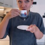 Ceyda Kasabalı Instagram – #işbirliği Grundig ile bugün kahvemizi degil kahvelerimizi iceaaak 😂 5 kişilik kahveyi bir kerede yapması benim fav özellik oldu. İncelemek isterseniz Teknosa mağazalarında ve teknosa.com’da bulabilirsiniz ☕️ @teknosa
