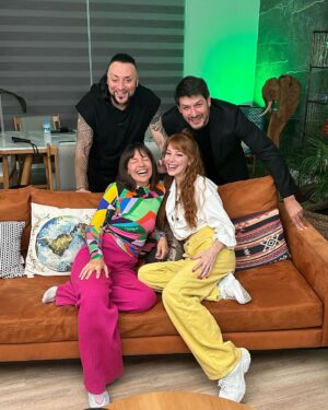 Ceyda Kasabalı Instagram - bu hafta yayınlanacak düsük bütceli talk show'un güzelliklerine bakar mısınız? 😍🤍 @elcinsangu @haykocepkin