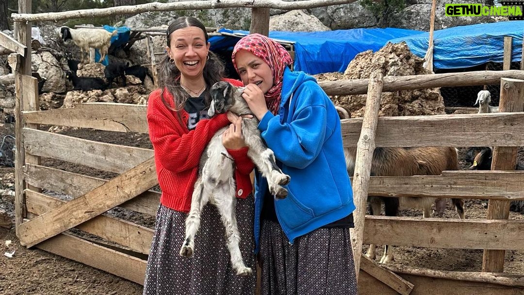 Ceyda Kasabalı Instagram - geceye bir giderli söz birak shxhhs @gezenoglak cuma videomuz geliyor 🥰