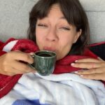 Ceyda Kasabalı Instagram - Günün yorgunluğunu şu şekil atsak güzel olmaz mıydı? dhhshsjs şaka bi yana Madame Coco'nun sabahlığından battaniyesine rahatlığı, şıklığı şaka değil gerçek ❤️ ceyda pamukgibibattaniyeseverbalı @madamecocotr #madamecoco #işbirliği