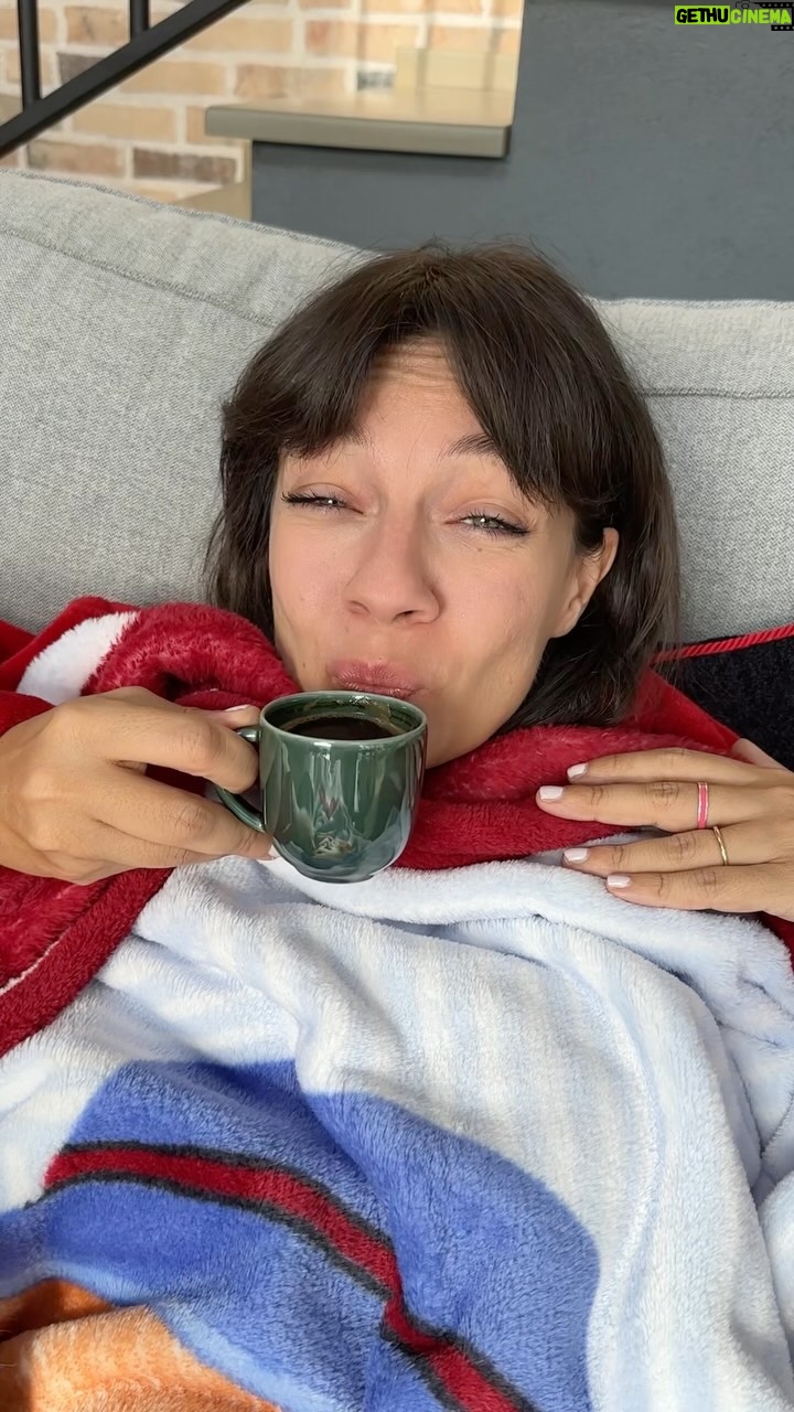 Ceyda Kasabalı Instagram - Günün yorgunluğunu şu şekil atsak güzel olmaz mıydı? dhhshsjs şaka bi yana Madame Coco'nun sabahlığından battaniyesine rahatlığı, şıklığı şaka değil gerçek ❤️ ceyda pamukgibibattaniyeseverbalı @madamecocotr #madamecoco #işbirliği