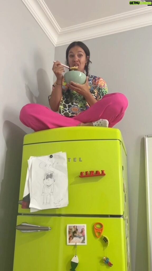 Ceyda Kasabalı Instagram - Buzdolabı tepesinde makarna yemeyen de ne bileyim ahxhdhs Görüyorsunuz Knorr Mac&Cheese 10 dakikada şip şak hazırlanıyor, yemek için yer zaman mekan ayırt ettirmiyor efenim.😂 @knorrturkiye @knorrcabuk #işbirliği