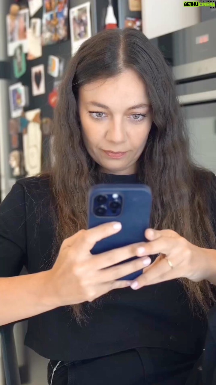 Ceyda Kasabalı Instagram - Bu kahve aşkıyla en son kahveyi yüzüme çarpacaktım zaten @SephoraTurkiye App’ten maskesini aldık iyi oldu shhssh. Şaka bir yana Sephora App senin için güzelleşti. 🫶🏻🤩 Peki neler mi bekliyor seni? ⭐️ Sephora APP’ten 1000 TL üzeri alışverişlere, 3 adet deneme boy ürün hediye. ⭐️ Sephora Kart’a özel, her 2.500 puan kazandıktan sonraki alışverişinde orijinal boy Sephora Collection ürün hediye! ⭐️ Özel lansman ve kampanyalara erken erişim fırsatı. ⭐️Ve daha birçok sürpriz Hemen bu fırsatlardan faydalanmak için, Sephora App’i Apple Store veya Google Play Store’dan indir! #SephoraTurkiye #SephoraAPP #İşbirliği