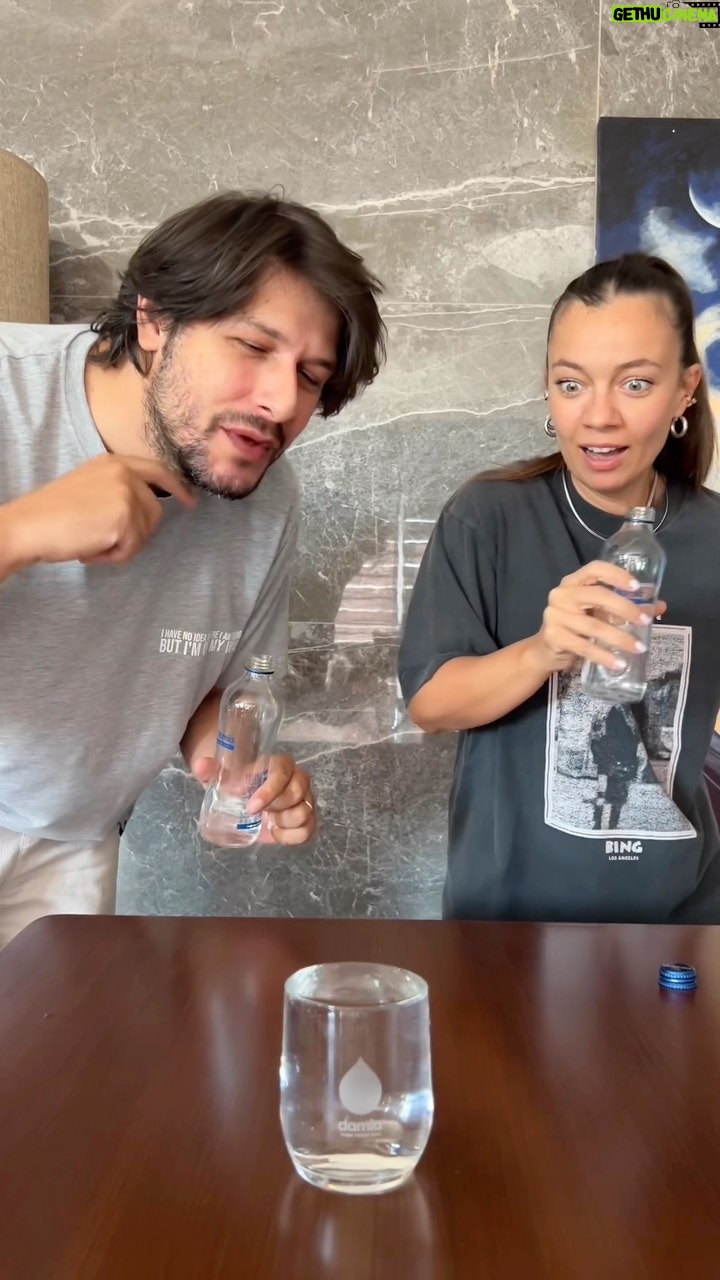 Ceyda Kasabalı Instagram - Artık bu son damla bardağı taşırdı hshhdhhs #BiDamlaSuChallenge 😂💙 şu hayatta bardağı taşıran tek challengecınız bu olsun canolarım. Meydan okuduğun arkadaslarını postun altina etiketlemeyi unutma! Katılanlara iyi eğlenceler 😂💦 @damla #isbirligi