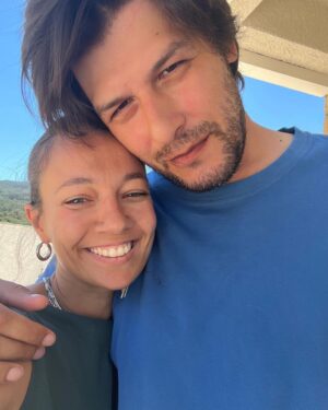 Ceyda Kasabalı Instagram - obuaaa az önce 4 milyon olduk ve bugun evlilik yıl dönümümüz bize en en en güzel hediye oldu.hepinizii cooooook seviyor canlığınıza bin tesekkur ediyoruuuuuzzzzz oley beğ 😂😍