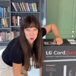 Ceyda Kasabalı Instagram - ceyda kendiasmrsinikendiyaparbalı sevgiler sunar 😂 Bu sefer sizlere yeni LG A9T Ultra All in One Tower dikey süpürge kutu açılışı yaptım. 📦 Evdeki dostlarımızın 🐶 tüylerini çekmekte de test ettim, onayladım 👍🏻 üstelik haznesindeki kirleri tek bir tuşa basarak otomatik toz boşaltma özelliği ile el değmeden temizledim. 🍃 Yalnız baya da şık bir ürün, bunun da sesini yapamadım artık onu da bakın siz değerlendirin 🤍 #LGA9TUltra #LGA9TUltraAllinOneTower @lg_turkiye #isbirligi