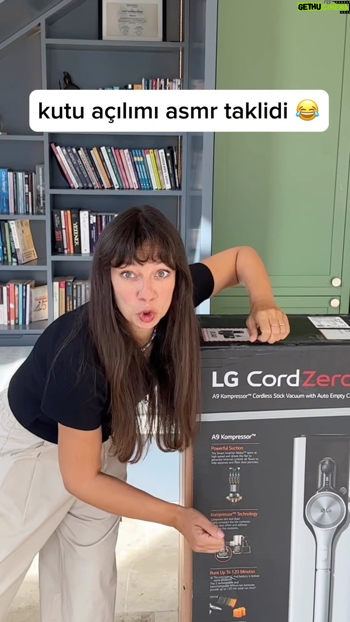 Ceyda Kasabalı Instagram - ceyda kendiasmrsinikendiyaparbalı sevgiler sunar 😂 Bu sefer sizlere yeni LG A9T Ultra All in One Tower dikey süpürge kutu açılışı yaptım. 📦 Evdeki dostlarımızın 🐶 tüylerini çekmekte de test ettim, onayladım 👍🏻 üstelik haznesindeki kirleri tek bir tuşa basarak otomatik toz boşaltma özelliği ile el değmeden temizledim. 🍃 Yalnız baya da şık bir ürün, bunun da sesini yapamadım artık onu da bakın siz değerlendirin 🤍 #LGA9TUltra #LGA9TUltraAllinOneTower @lg_turkiye #isbirligi