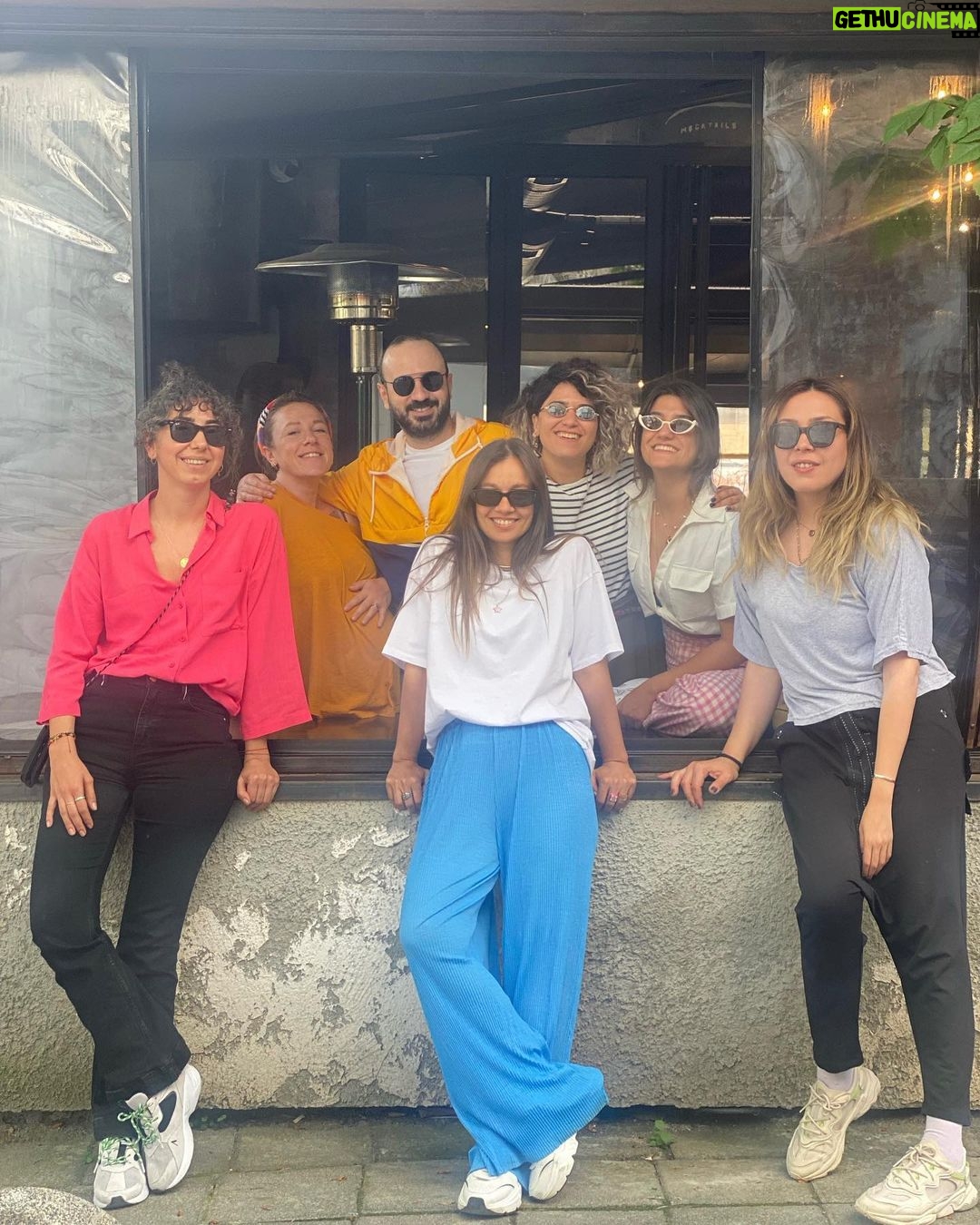 Ceyda Kasabalı Instagram - Mekan bizim arkadaşlar kira ushdheha