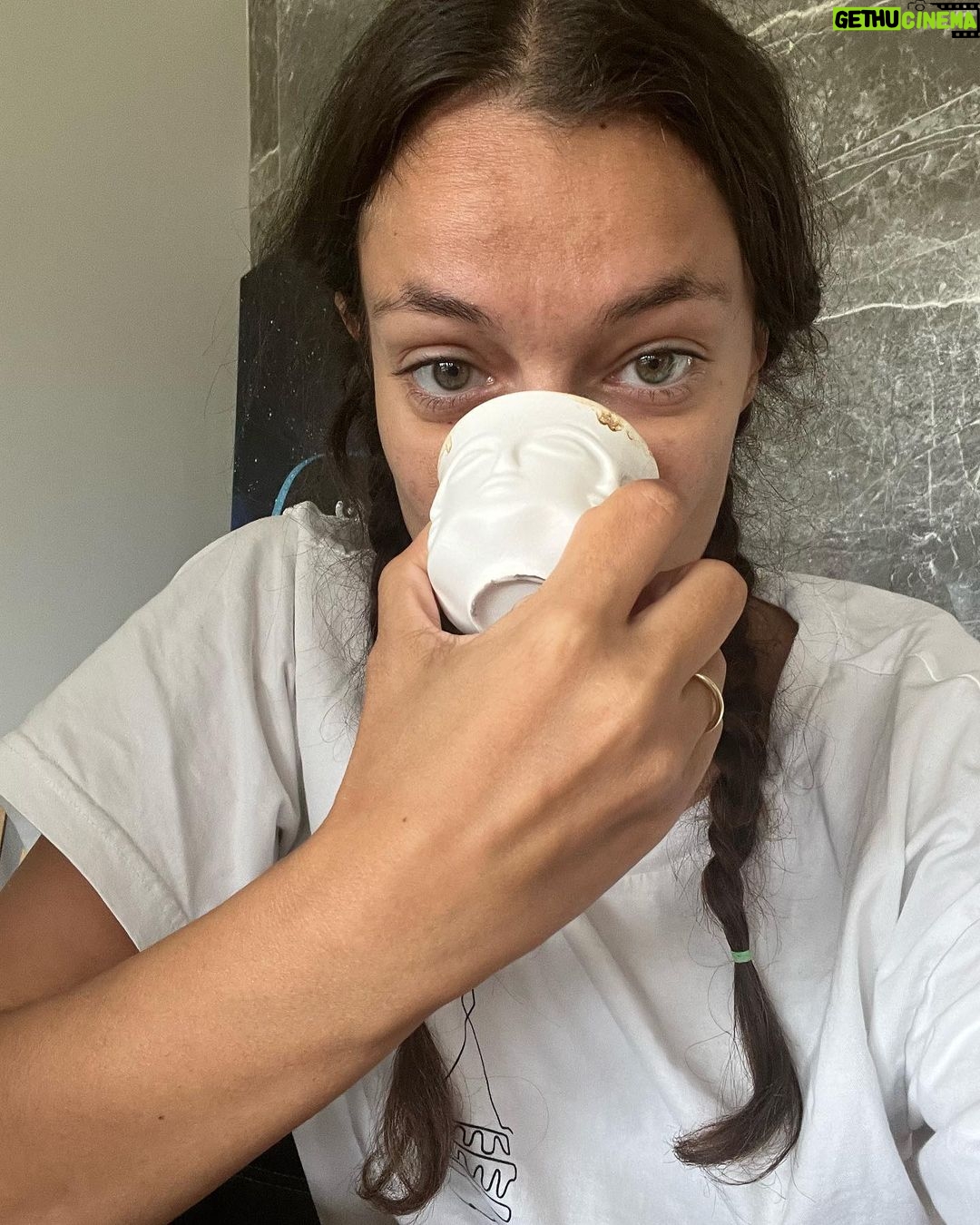 Ceyda Kasabalı Instagram - favorilerimde olan bazı anlamsız fotolarımı paylasmak istedim en sona da en favorimi koydum OBUAAAAAAA