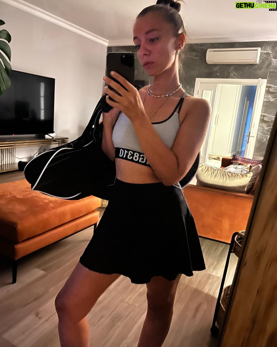 Ceyda Kasabalı Instagram - favorilerimde olan bazı anlamsız fotolarımı paylasmak istedim en sona da en favorimi koydum OBUAAAAAAA