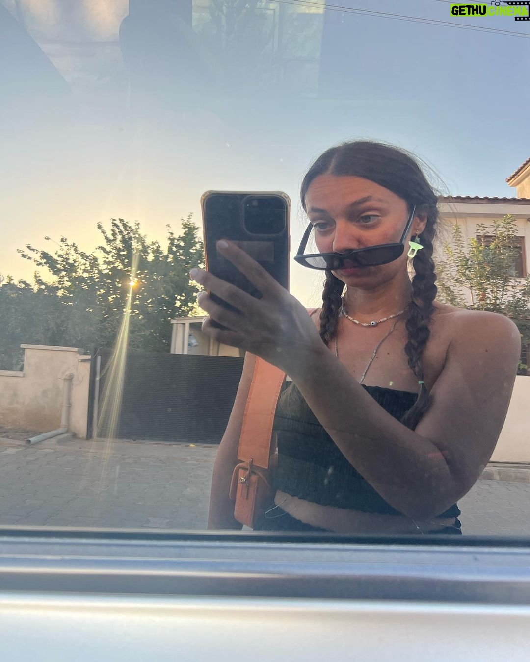 Ceyda Kasabalı Instagram - favorilerimde olan bazı anlamsız fotolarımı paylasmak istedim en sona da en favorimi koydum OBUAAAAAAA