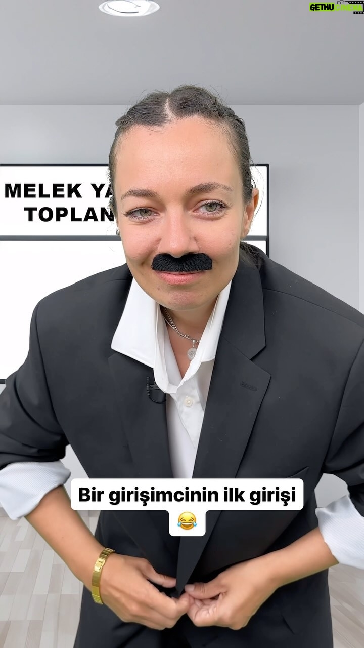Ceyda Kasabalı Instagram - siz ceyda sunumbalına yatırım yapar mıydınız 😂? ve canva da hazirladığım harika sunumumdaki vizyoner siiri mi gördünüz mü ? tesekkurler chdhsjjs @canva_tr #isbirligi