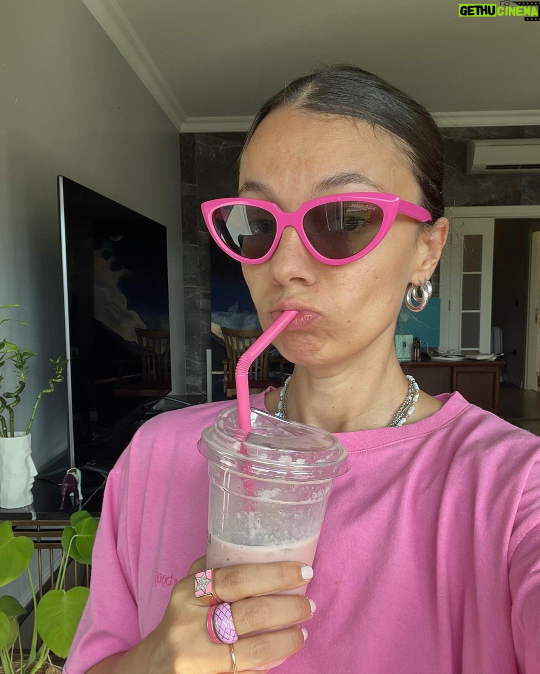 Ceyda Kasabalı Instagram - favorilerimde olan bazı anlamsız fotolarımı paylasmak istedim en sona da en favorimi koydum OBUAAAAAAA