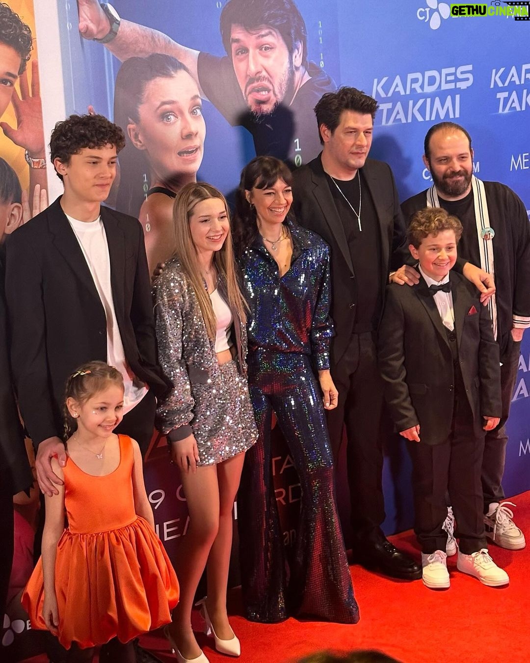 Ceyda Kasabalı Instagram - bizi bi Kardeş Takımı filmimizin galasını yaparken çek eheh ❤️