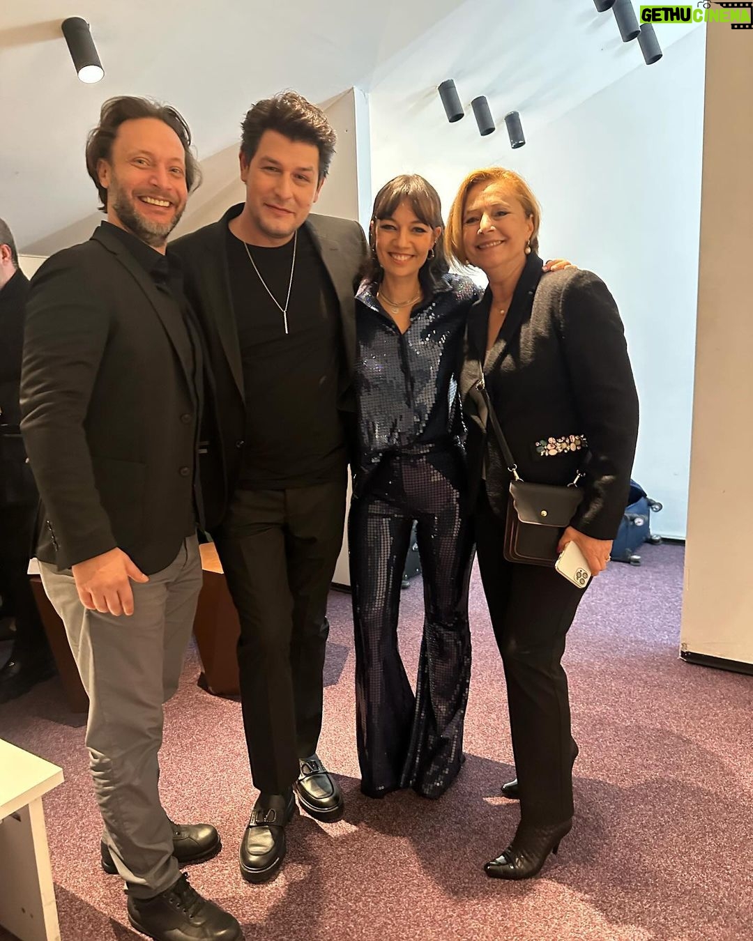 Ceyda Kasabalı Instagram - bizi bi Kardeş Takımı filmimizin galasını yaparken çek eheh ❤️