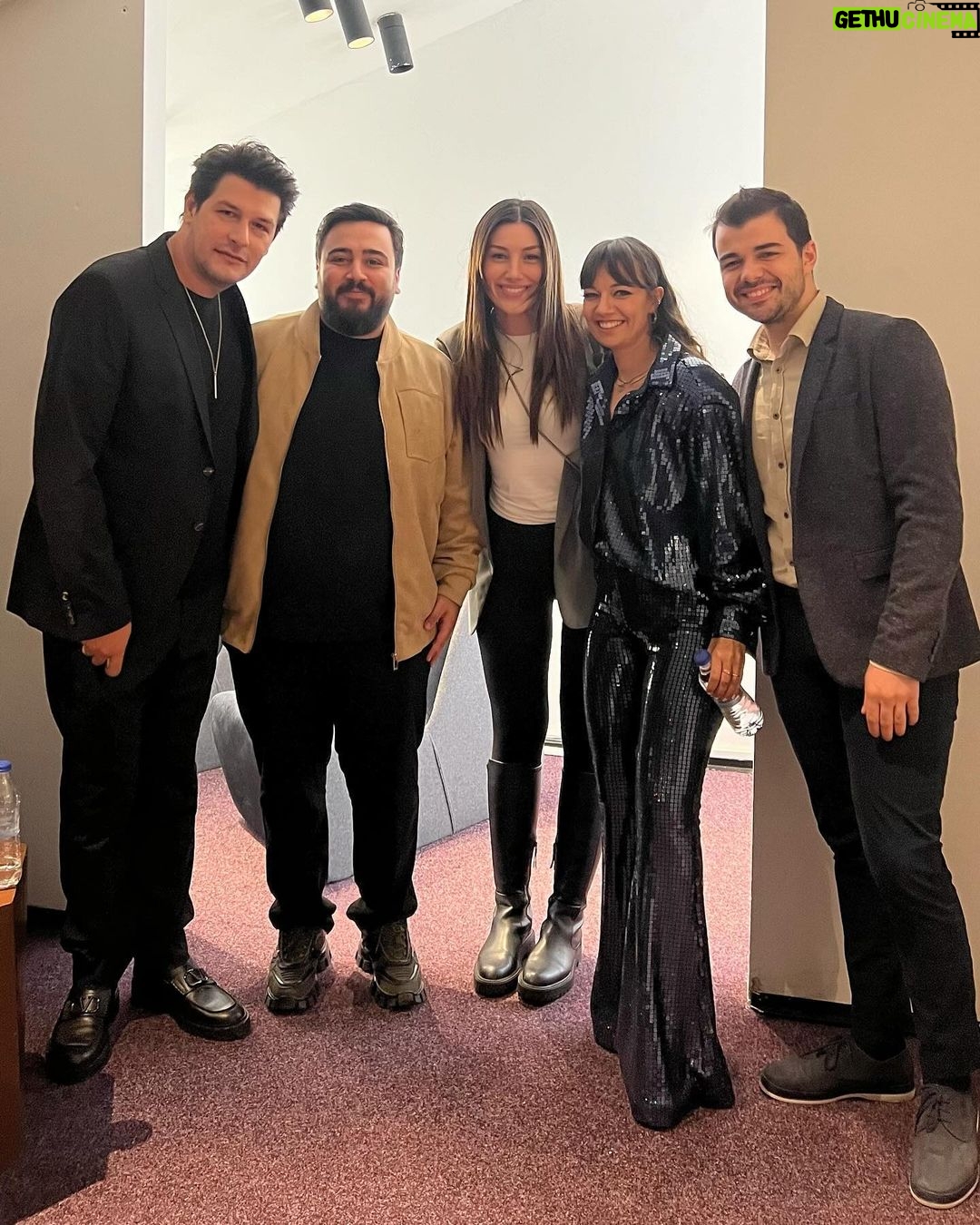 Ceyda Kasabalı Instagram - bizi bi Kardeş Takımı filmimizin galasını yaparken çek eheh ❤️