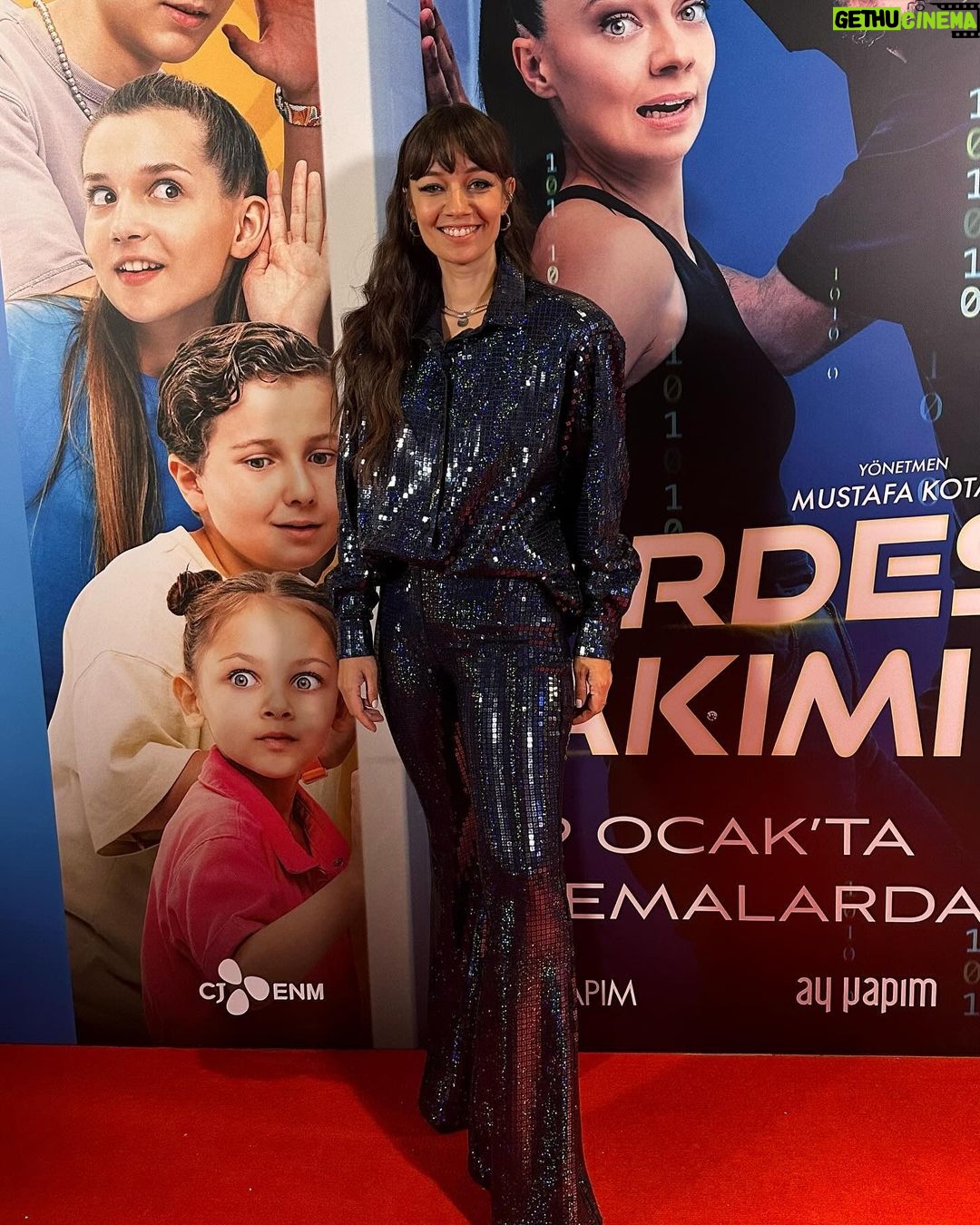 Ceyda Kasabalı Instagram - bizi bi Kardeş Takımı filmimizin galasını yaparken çek eheh ❤️