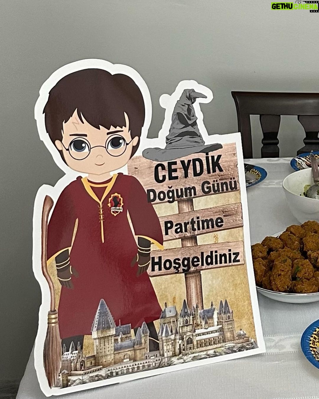 Ceyda Kasabalı Instagram - kılask bn yine cekimdeyim güzel mesajlarinizi simdi okuyabildim. SİZİ SEVİYOOOORUM doğum günü olan herkesin doğum günü kutlu olsun shhssh ❤️