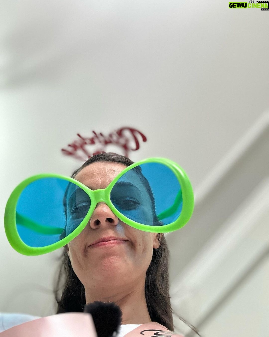 Ceyda Kasabalı Instagram - kılask bn yine cekimdeyim güzel mesajlarinizi simdi okuyabildim. SİZİ SEVİYOOOORUM doğum günü olan herkesin doğum günü kutlu olsun shhssh ❤️