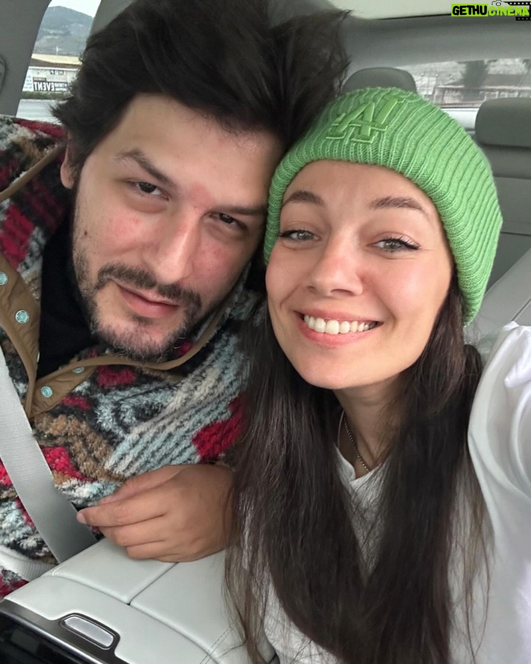 Ceyda Kasabalı Instagram - kılask bn yine cekimdeyim güzel mesajlarinizi simdi okuyabildim. SİZİ SEVİYOOOORUM doğum günü olan herkesin doğum günü kutlu olsun shhssh ❤️