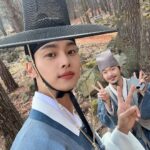 Cha Hak-yeon Instagram - 오늘의 기록_20230520 첫 촬영을 시작했던 작년 가을부터 올해 봄까지 세 계절을 지내는 동안 즐거웠던 현장 덕분에 항상 따듯한 봄날이었습니다. 언젠가 긴 호흡의 사극 연기를 해보고 싶다는 꿈을 이룬 것만으로도 정말 기쁘고 감사한데, 좋은 벗들과 훌륭한 선배님, 선생님들을 만나 행운이었습니다. 덕분에 지난 6개월이 찰나 흘러간 시간처럼 참 짧게만 느껴져서, 즐거운 행복한 학창 시절을 보내고 온 것처럼 아쉽기만 합니다. 16회 마지막 방송을 보면서도 동료들과 아쉬운 마음을 나누다 보니 즐거웠던 순간들이 떠올라서, ‘유지선’을 떠나보내야 하는 오늘은 서운한 마음이 큽니다. 즐겁게 현장을 이끌어주신 '조선 변호사'의 대장 김승호 감독님과 제가 연기하는 유지선을 무조건 믿고 지지해 주신 최진영 작가님께 감사합니다! 지금까지 조선 변호사와 유지선을 응원해 주신 시청자 여러분들께 진심으로 감사드립니다.