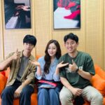 Cha Hak-yeon Instagram - 오늘의 기록_20221116  ‘얼룩’의 지훈이 또한 저에게는 배우로서 새로운 도전이었습니다.  매번 그릇된 선택을 할 수밖에 없는 공지훈을 이해해 보려고 노력하느라 오랜 시간 힘들었지만,  짧은 시간 동안 새로운 인물을 연기해낸다는 생각에 더욱 집중하며 촬영을 했던 기억도 납니다.  지훈이를 표현할 때 가장 중요하게 생각하며 고민했던 부분은 조금씩 변해가는 지훈이의 감정과 표정 변화였습니다.  낯선 공간이 점점 자신의 공간처럼 느껴지고 편안해질 때 찾아오는 압박과 공포가 또 지훈이를 변하게 하고,  변해가는 인물의 포인트를 여지없이 보여드리고 싶었습니다.   현장에서 오롯이 연기에 집중할 수 있게 도와주신 이민수 감독님과  좋은 글로 또다시 배우로서 도전할 수 있게 해주신 여명재 작가님,  감정씬이 많아 힘들었을 텐데 내색하지 않고 호흡이 잘 맞았던 변서윤 배우,  그리고 첫씬부터 촬영 마지막까지 뜨거운 여름보다 뜨거운 열정으로 보이지 않는 곳에서 배우들보다 고생한 스태프분들께도 진심으로 감사 인사를 드립니다. 감정 신이 많아 힘든 촬영이었지만 웃음꽃이 끊이지 않았던 현장을 잊지 못할 것 같습니다.  고맙습니다. 더 성장하고 나은 모습으로 다시 인사드리겠습니다. 늘 건강하세요!