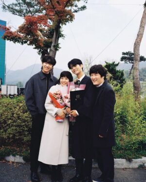 Cha Hak-yeon Instagram - -
우학이로 만난 무인도의 디바는 또 한 뼘 성장할 수 있었습니다. 우학이로 지내는 동안 무더운 여름도 
찬바람 불던 초겨울에도 따듯하고 포근 한 시간을 보내며, 
현장으로 달려가는 날은 언제나 즐거웠습니다.  오늘 마지막 화를 끝으로 우학이를 보내주려니 
서운한 마음만 가득합니다.  표현과 감정에 솔직하고 사랑하는 사람들에게 
아낌없이 자신을 다 내어주는 우학이를 통해 많이 배웠습니다. 감정에 서툰 제가 우학이를 충분히 연기할 수 있도록,  현장에서 격려와 응원과 애정으로 
부족한 저의 모든 표현을 허락해 주셨던 오충환 감독님
 따듯하고 유쾌한 우학이로 온전히 보일 수 있게  집필해 주신 박혜련 작가님, 은열 작가님
 사랑할 수밖에 없었고, 좋아할 수밖에 없는 나의 드론 목하야, 내가 많이 의지할 수 있게 도와줘서 고마워.  덕분에 오롯이 우학이로 살아내면서 마음껏 웃고 울 수 있었다. 
든든하고 고마운 내 동생 보걸아, 내 동생이 너라서 늘 좋았다. 언제나 솔직하게 고민도 나누고 다가와 줘서 고마웠다. 곧 보자! 
이름만 떠올려도 눈물 핑 도는 우리 어무니 아부지! 드라마 속에서도 현장에서도 힘이 되어주셔서 
진심으로 감사합니다.

끝으로 우학이를 늘 반갑게 맞아주고, 
함께 울고 웃어준 현장 스태프분들 벌써 보고 싶네요. 
고마웠습니다. 
또 다른 현장에서 만나 반갑게 인사 나눠요. 

그리고 ’무인도의 디바‘와 우학이를 사랑해 주고 응원해 주신 
시청자분들께 감사합니다.
더욱 노력하고 성장하는 차학연으로 
보내주신 사랑에 보답하는 배우가 되겠습니다. 

고맙습니다.