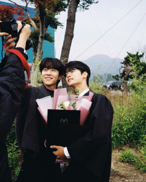 Cha Hak-yeon Instagram - -
우학이로 만난 무인도의 디바는 또 한 뼘 성장할 수 있었습니다. 우학이로 지내는 동안 무더운 여름도 
찬바람 불던 초겨울에도 따듯하고 포근 한 시간을 보내며, 
현장으로 달려가는 날은 언제나 즐거웠습니다.  오늘 마지막 화를 끝으로 우학이를 보내주려니 
서운한 마음만 가득합니다.  표현과 감정에 솔직하고 사랑하는 사람들에게 
아낌없이 자신을 다 내어주는 우학이를 통해 많이 배웠습니다. 감정에 서툰 제가 우학이를 충분히 연기할 수 있도록,  현장에서 격려와 응원과 애정으로 
부족한 저의 모든 표현을 허락해 주셨던 오충환 감독님
 따듯하고 유쾌한 우학이로 온전히 보일 수 있게  집필해 주신 박혜련 작가님, 은열 작가님
 사랑할 수밖에 없었고, 좋아할 수밖에 없는 나의 드론 목하야, 내가 많이 의지할 수 있게 도와줘서 고마워.  덕분에 오롯이 우학이로 살아내면서 마음껏 웃고 울 수 있었다. 
든든하고 고마운 내 동생 보걸아, 내 동생이 너라서 늘 좋았다. 언제나 솔직하게 고민도 나누고 다가와 줘서 고마웠다. 곧 보자! 
이름만 떠올려도 눈물 핑 도는 우리 어무니 아부지! 드라마 속에서도 현장에서도 힘이 되어주셔서 
진심으로 감사합니다.

끝으로 우학이를 늘 반갑게 맞아주고, 
함께 울고 웃어준 현장 스태프분들 벌써 보고 싶네요. 
고마웠습니다. 
또 다른 현장에서 만나 반갑게 인사 나눠요. 

그리고 ’무인도의 디바‘와 우학이를 사랑해 주고 응원해 주신 
시청자분들께 감사합니다.
더욱 노력하고 성장하는 차학연으로 
보내주신 사랑에 보답하는 배우가 되겠습니다. 

고맙습니다.