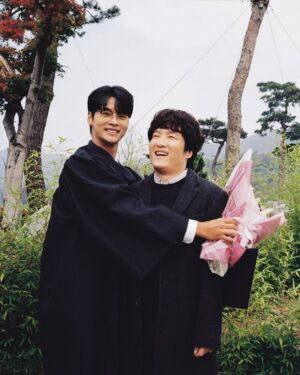 Cha Hak-yeon Instagram - -
우학이로 만난 무인도의 디바는 또 한 뼘 성장할 수 있었습니다. 우학이로 지내는 동안 무더운 여름도 
찬바람 불던 초겨울에도 따듯하고 포근 한 시간을 보내며, 
현장으로 달려가는 날은 언제나 즐거웠습니다.  오늘 마지막 화를 끝으로 우학이를 보내주려니 
서운한 마음만 가득합니다.  표현과 감정에 솔직하고 사랑하는 사람들에게 
아낌없이 자신을 다 내어주는 우학이를 통해 많이 배웠습니다. 감정에 서툰 제가 우학이를 충분히 연기할 수 있도록,  현장에서 격려와 응원과 애정으로 
부족한 저의 모든 표현을 허락해 주셨던 오충환 감독님
 따듯하고 유쾌한 우학이로 온전히 보일 수 있게  집필해 주신 박혜련 작가님, 은열 작가님
 사랑할 수밖에 없었고, 좋아할 수밖에 없는 나의 드론 목하야, 내가 많이 의지할 수 있게 도와줘서 고마워.  덕분에 오롯이 우학이로 살아내면서 마음껏 웃고 울 수 있었다. 
든든하고 고마운 내 동생 보걸아, 내 동생이 너라서 늘 좋았다. 언제나 솔직하게 고민도 나누고 다가와 줘서 고마웠다. 곧 보자! 
이름만 떠올려도 눈물 핑 도는 우리 어무니 아부지! 드라마 속에서도 현장에서도 힘이 되어주셔서 
진심으로 감사합니다.

끝으로 우학이를 늘 반갑게 맞아주고, 
함께 울고 웃어준 현장 스태프분들 벌써 보고 싶네요. 
고마웠습니다. 
또 다른 현장에서 만나 반갑게 인사 나눠요. 

그리고 ’무인도의 디바‘와 우학이를 사랑해 주고 응원해 주신 
시청자분들께 감사합니다.
더욱 노력하고 성장하는 차학연으로 
보내주신 사랑에 보답하는 배우가 되겠습니다. 

고맙습니다.