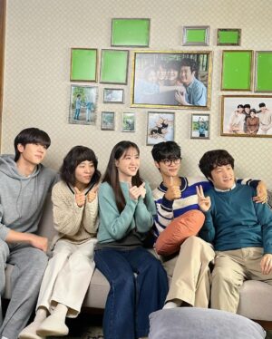 Cha Hak-yeon Instagram - -
우학이로 만난 무인도의 디바는 또 한 뼘 성장할 수 있었습니다. 우학이로 지내는 동안 무더운 여름도 
찬바람 불던 초겨울에도 따듯하고 포근 한 시간을 보내며, 
현장으로 달려가는 날은 언제나 즐거웠습니다.  오늘 마지막 화를 끝으로 우학이를 보내주려니 
서운한 마음만 가득합니다.  표현과 감정에 솔직하고 사랑하는 사람들에게 
아낌없이 자신을 다 내어주는 우학이를 통해 많이 배웠습니다. 감정에 서툰 제가 우학이를 충분히 연기할 수 있도록,  현장에서 격려와 응원과 애정으로 
부족한 저의 모든 표현을 허락해 주셨던 오충환 감독님
 따듯하고 유쾌한 우학이로 온전히 보일 수 있게  집필해 주신 박혜련 작가님, 은열 작가님
 사랑할 수밖에 없었고, 좋아할 수밖에 없는 나의 드론 목하야, 내가 많이 의지할 수 있게 도와줘서 고마워.  덕분에 오롯이 우학이로 살아내면서 마음껏 웃고 울 수 있었다. 
든든하고 고마운 내 동생 보걸아, 내 동생이 너라서 늘 좋았다. 언제나 솔직하게 고민도 나누고 다가와 줘서 고마웠다. 곧 보자! 
이름만 떠올려도 눈물 핑 도는 우리 어무니 아부지! 드라마 속에서도 현장에서도 힘이 되어주셔서 
진심으로 감사합니다.

끝으로 우학이를 늘 반갑게 맞아주고, 
함께 울고 웃어준 현장 스태프분들 벌써 보고 싶네요. 
고마웠습니다. 
또 다른 현장에서 만나 반갑게 인사 나눠요. 

그리고 ’무인도의 디바‘와 우학이를 사랑해 주고 응원해 주신 
시청자분들께 감사합니다.
더욱 노력하고 성장하는 차학연으로 
보내주신 사랑에 보답하는 배우가 되겠습니다. 

고맙습니다.