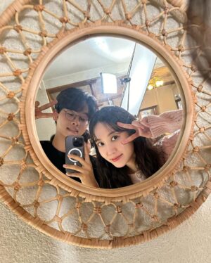 Cha Hak-yeon Instagram - -
우학이로 만난 무인도의 디바는 또 한 뼘 성장할 수 있었습니다. 우학이로 지내는 동안 무더운 여름도 
찬바람 불던 초겨울에도 따듯하고 포근 한 시간을 보내며, 
현장으로 달려가는 날은 언제나 즐거웠습니다.  오늘 마지막 화를 끝으로 우학이를 보내주려니 
서운한 마음만 가득합니다.  표현과 감정에 솔직하고 사랑하는 사람들에게 
아낌없이 자신을 다 내어주는 우학이를 통해 많이 배웠습니다. 감정에 서툰 제가 우학이를 충분히 연기할 수 있도록,  현장에서 격려와 응원과 애정으로 
부족한 저의 모든 표현을 허락해 주셨던 오충환 감독님
 따듯하고 유쾌한 우학이로 온전히 보일 수 있게  집필해 주신 박혜련 작가님, 은열 작가님
 사랑할 수밖에 없었고, 좋아할 수밖에 없는 나의 드론 목하야, 내가 많이 의지할 수 있게 도와줘서 고마워.  덕분에 오롯이 우학이로 살아내면서 마음껏 웃고 울 수 있었다. 
든든하고 고마운 내 동생 보걸아, 내 동생이 너라서 늘 좋았다. 언제나 솔직하게 고민도 나누고 다가와 줘서 고마웠다. 곧 보자! 
이름만 떠올려도 눈물 핑 도는 우리 어무니 아부지! 드라마 속에서도 현장에서도 힘이 되어주셔서 
진심으로 감사합니다.

끝으로 우학이를 늘 반갑게 맞아주고, 
함께 울고 웃어준 현장 스태프분들 벌써 보고 싶네요. 
고마웠습니다. 
또 다른 현장에서 만나 반갑게 인사 나눠요. 

그리고 ’무인도의 디바‘와 우학이를 사랑해 주고 응원해 주신 
시청자분들께 감사합니다.
더욱 노력하고 성장하는 차학연으로 
보내주신 사랑에 보답하는 배우가 되겠습니다. 

고맙습니다.